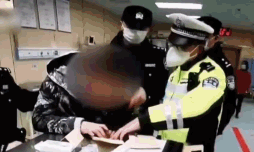 【每日平安107】殴打防疫警局袭警纹身男获刑,不服处罚动手碰瓷撒泼女被拘
